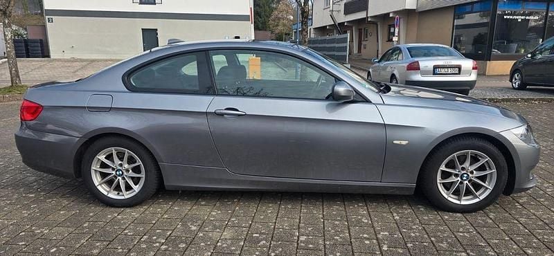 Gebraucht BMW 318 143 PS (105 kW) 2012 Spacegrau Coupé