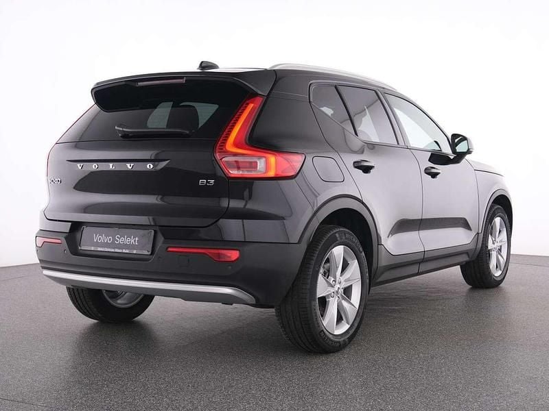 Gebraucht Volvo XC40 Core 163 PS (119 kW) 2025 Schwarz onyx black / metallic SUV