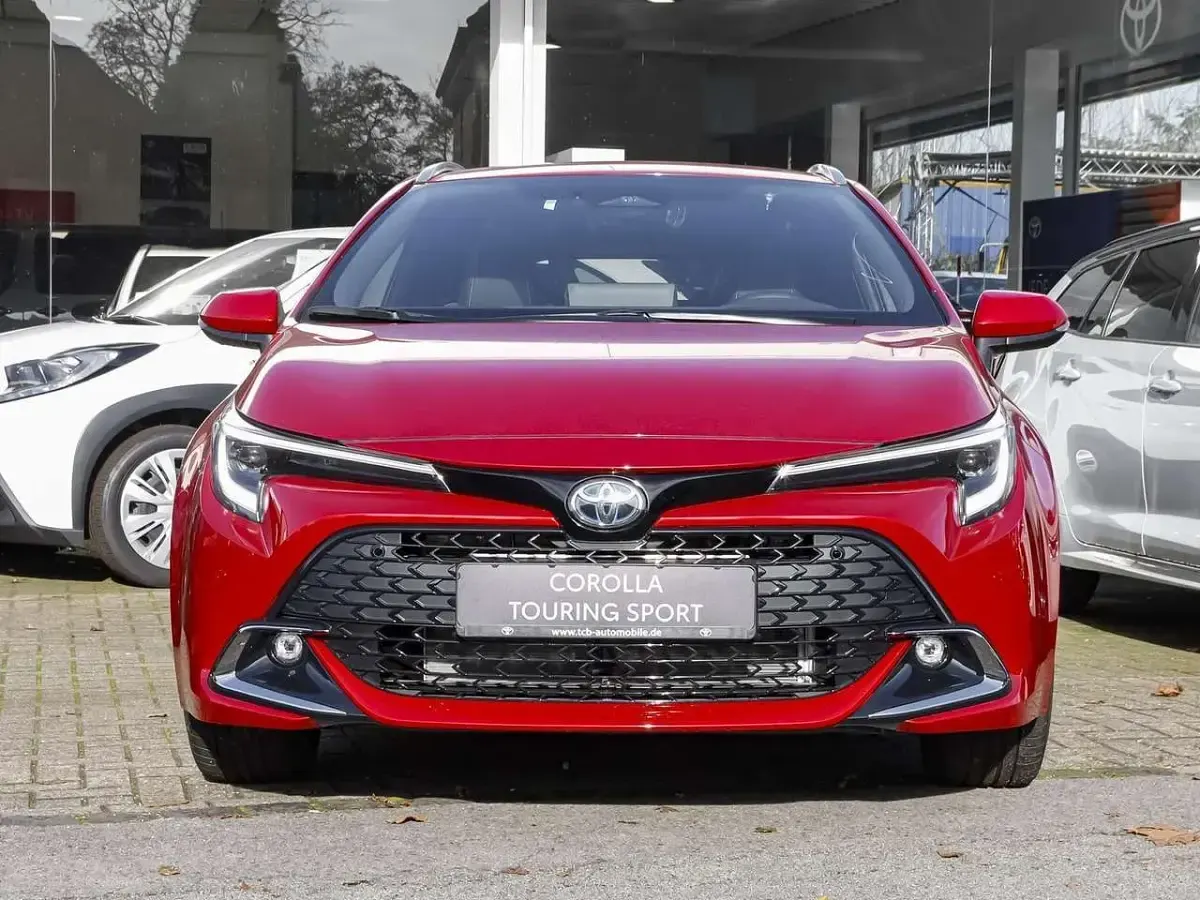 Neu Toyota Corolla 140 PS (102 kW) 2026 Red metallic Kombi