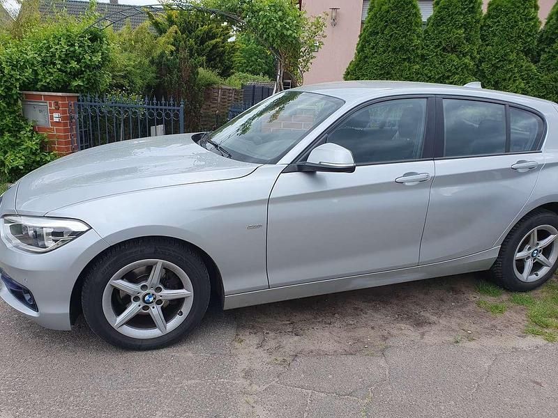 Silber Gebraucht 2016 BMW 118 Sport Line Kleinwagen | 14.400 € (Guter Preis) - Bild 1/4