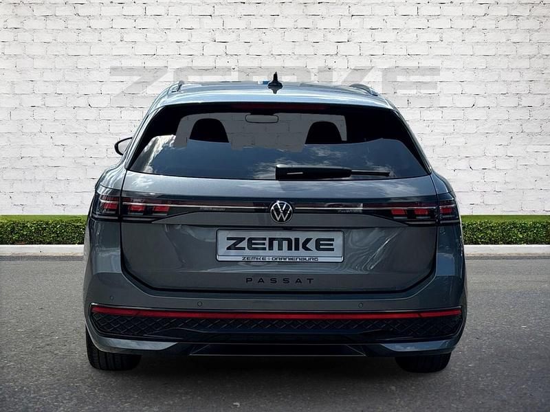 Gebraucht VW Passat R-line 150 PS (110 kW) 2025 Grau Kombi
