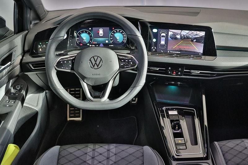 Second-hand VW Golf VIII R-line 131 CP (96 kW) 2024 Negru Break