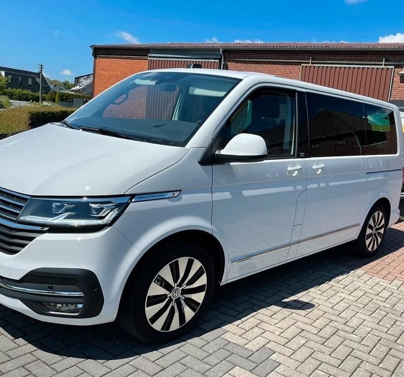 Second-hand VW Multivan 204 CP (150 kW) 2021 Alb Monovolum