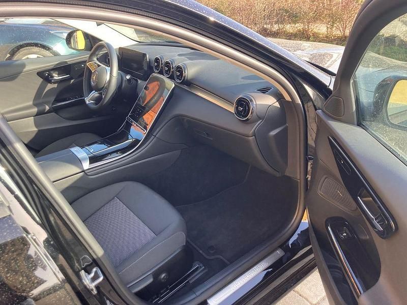 Gebraucht Mercedes C220 197 PS (144 kW) 2023 Schwarz Limousine