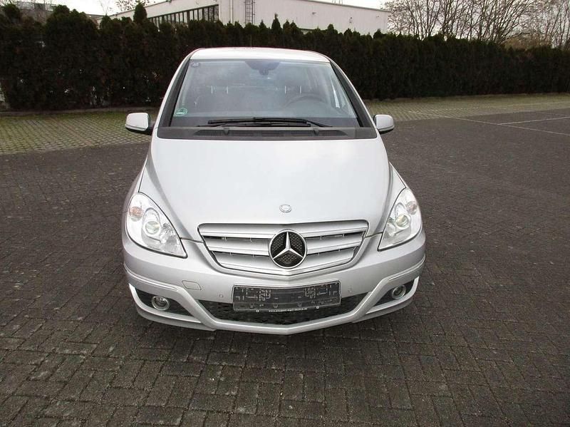 Gebraucht Mercedes B180 116 PS (85 kW) 2011 Polarsilber  metalliclack Van / Kleinbus