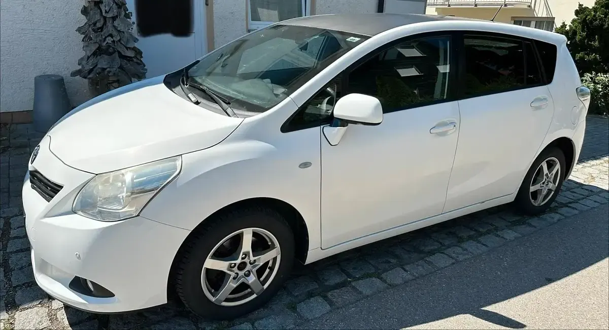 Gebraucht Toyota Verso Travel 147 PS (108 kW) 2012 Weiß Van / Kleinbus