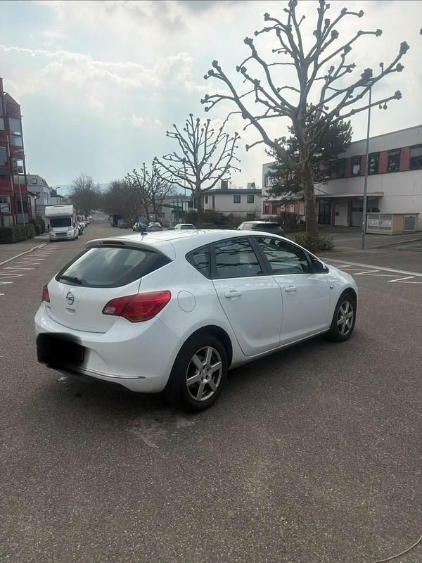 Gebraucht Opel Astra 102 PS (75 kW) 2014 Weiß Kleinwagen
