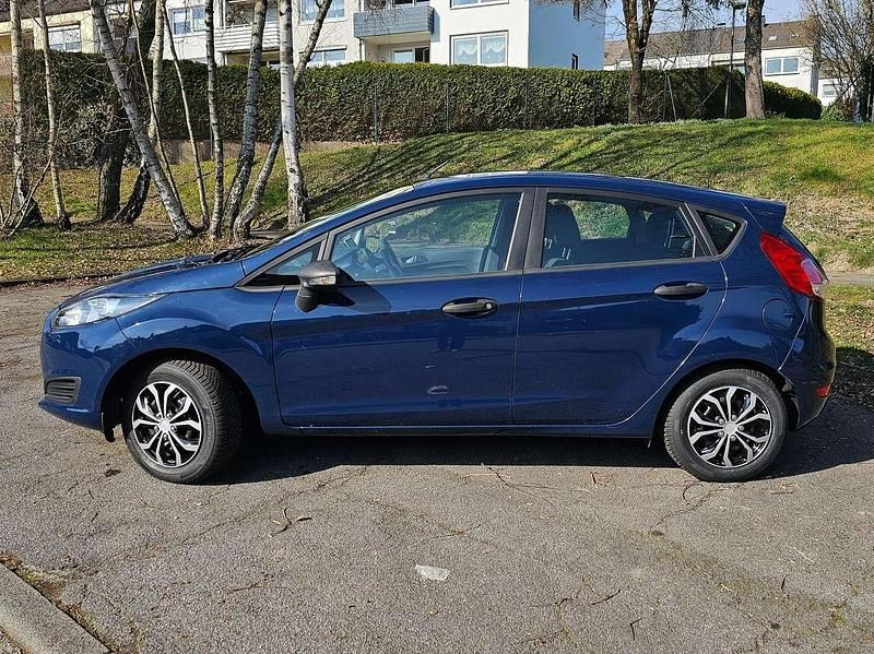 Gebraucht Ford Fiesta Ambiente 60 PS (44 kW) 2015 Blau Limousine
