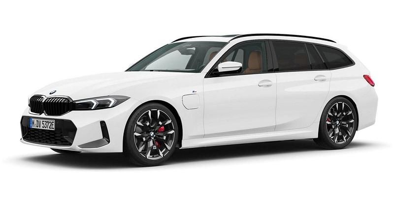 Weiß Gebraucht 2025 BMW 330e Comfort Edition Kombi | 52.810 € (Etwas zu teuer) - Bild 1/4