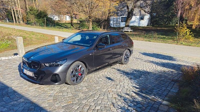 Grau Gebraucht 2024 BMW i5 Performance Kombi | 81.800 € (Etwas zu teuer) - Bild 1/4