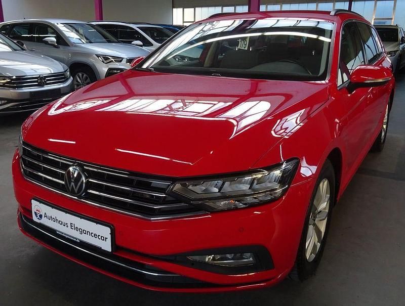 Gebraucht VW Passat 122 PS (89 kW) 2023 Rot Limousine
