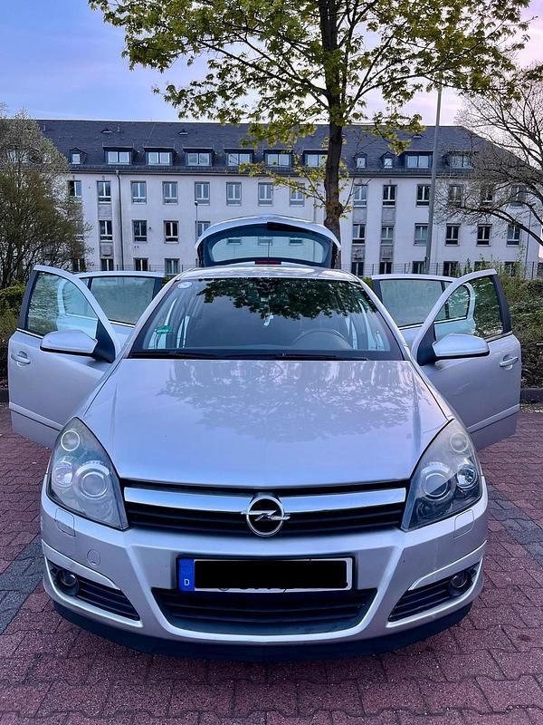Second-hand Opel Astra 2005 Argintiu Coupe