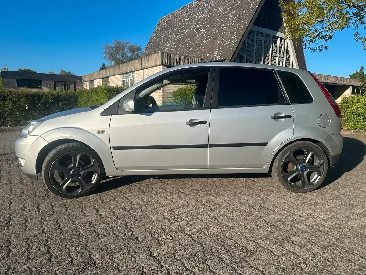 Usata Ford Fiesta 70 CV (51 kW) 2002 Argento Utilitaria