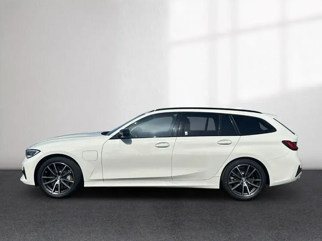 Gebraucht BMW 330e Sport Line 292 PS (214 kW) 2021 Weiss Kombi