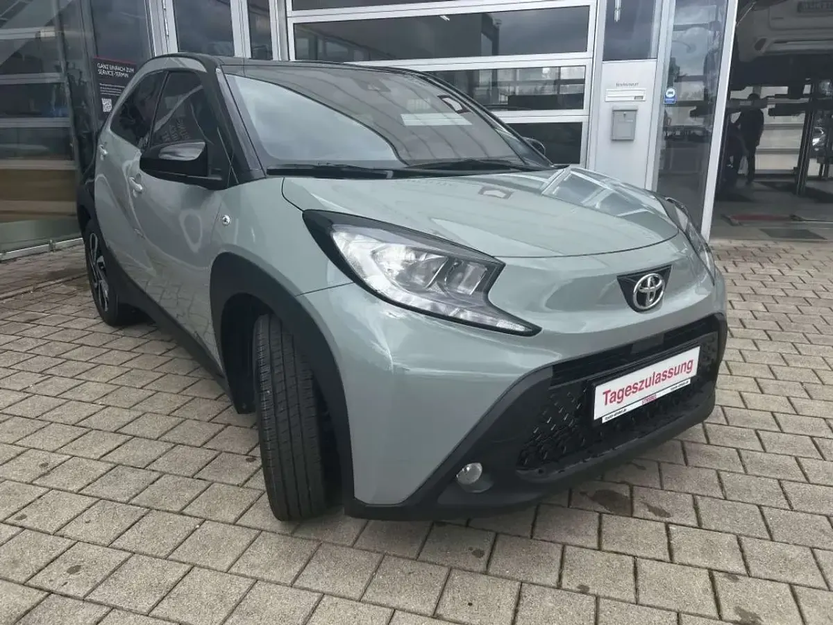 Neu Toyota Aygo X 72 PS (52 kW) 2025 Urban khaki, dach mysticschwar SUV