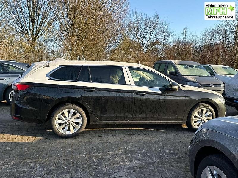 Neu Skoda Superb Selection 150 PS (110 kW) 2025 Graphitegrau metallic Kombi