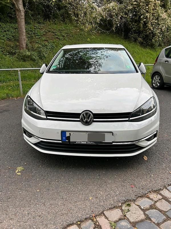 Weiß Gebraucht 2017 VW Golf VII Limousine | 13.000 € (Fairer Preis) - Bild 1/4