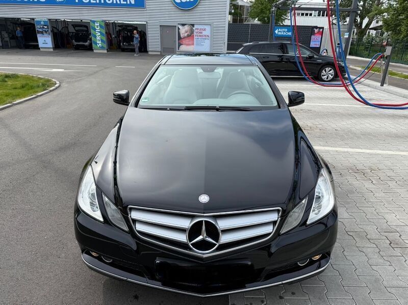 Schwarz Gebraucht 2011 Mercedes E220 Coupé | 11.000 € (Guter Preis) - Bild 1/4