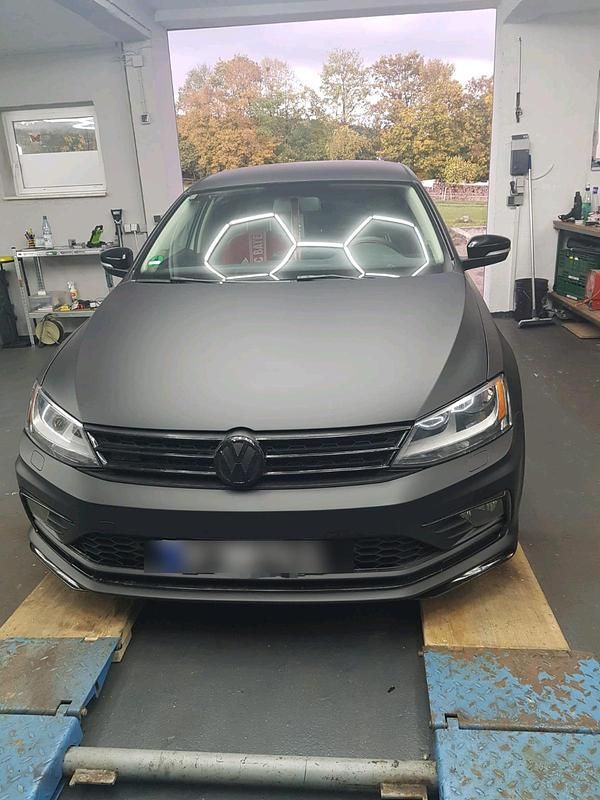 Schwarz Gebraucht 2011 VW Jetta Limousine | 9.800 € - Bild 1/4