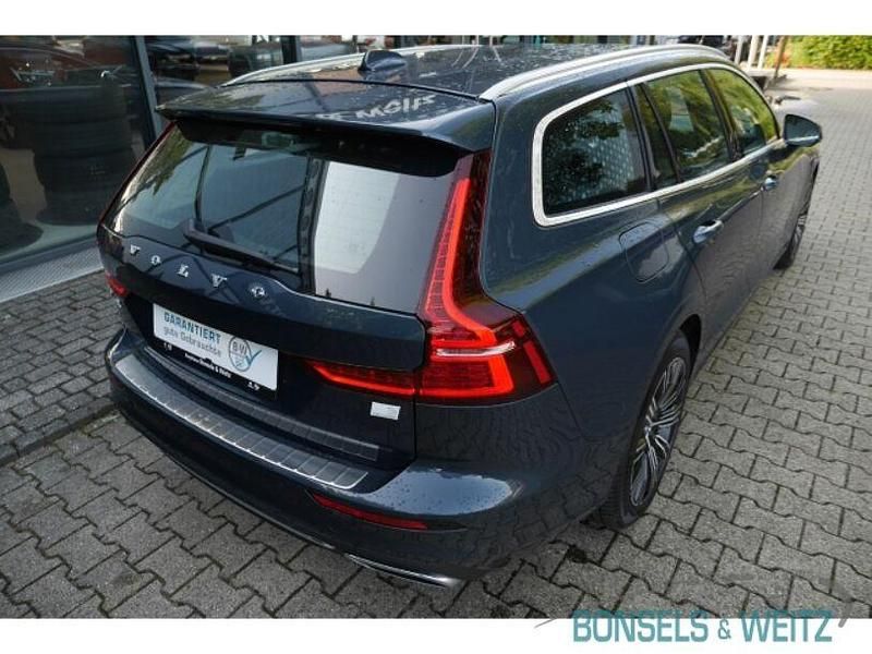 Gebraucht Volvo V60 Core 349 PS (256 kW) 2022 Blau metallic Kombi