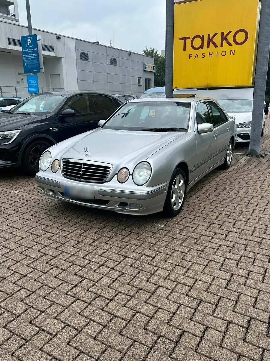 Gebraucht Mercedes E320 Elegance 197 PS (144 kW) 2001 Silber Limousine