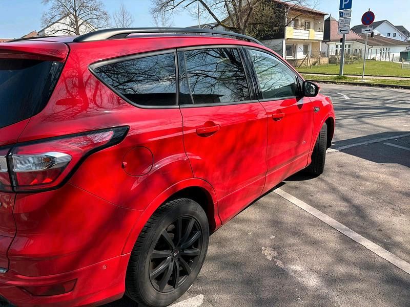 Gebraucht Ford Kuga ST-Line 176 PS (129 kW) 2018 Rot SUV