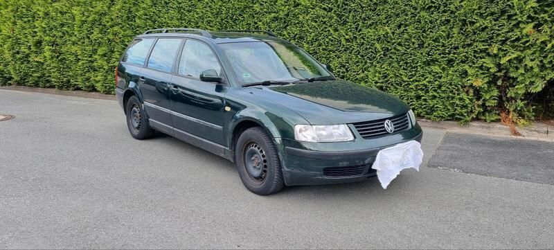 Grün Gebraucht 1999 VW Passat Kombi | 1.000 € (Guter Preis) - Bild 1/4