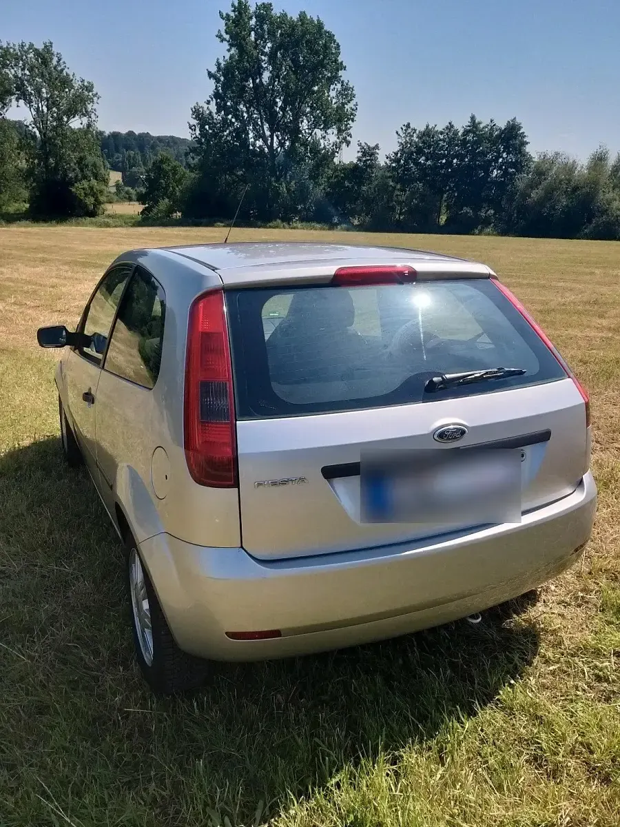 Gebraucht Ford Fiesta 70 PS (51 kW) 2005 Silber Kleinwagen