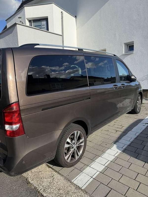 Gebraucht Mercedes V220 Edition 190 PS (139 kW) 2014 Braun Van / Kleinbus