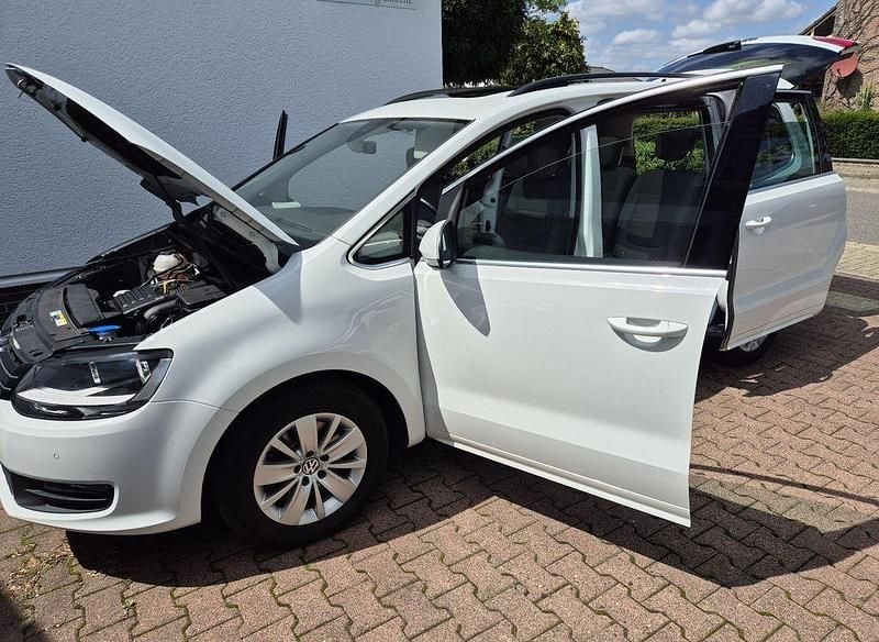 Weiß Gebraucht 2020 VW Sharan Comfortline Van / Kleinbus | 15.900 € (Superpreis) - Bild 1/4