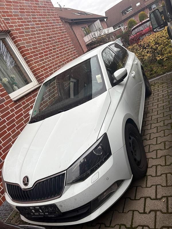 Weiß Gebraucht 2016 Skoda Fabia Limousine | 5.700 € (Fairer Preis) - Bild 1/4