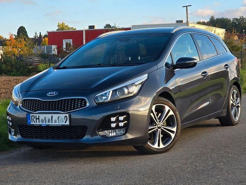 Grau Gebraucht 2017 Kia Ceed Platinum Edition Limousine | 13.470 € (Fairer Preis) - Bild 1/4