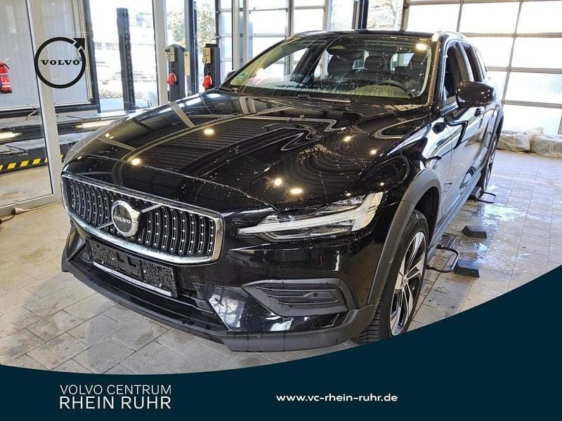 Gebraucht Volvo V60 CC Plus 197 PS (144 kW) 2024 Schwarz onyx black / metallic Kombi