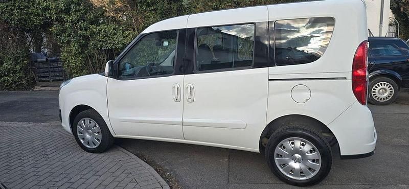 Gebraucht Opel Combo Edition 120 PS (88 kW) 2017 Weiß Van / Kleinbus