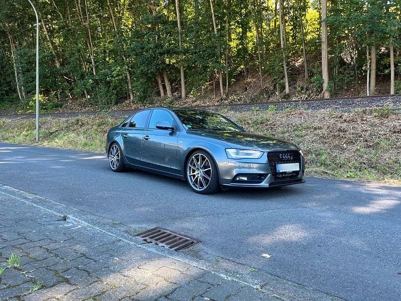 Grau Gebraucht 2012 Audi A4 S-Line Limousine | 8.999 € (Fairer Preis) - Bild 1/4