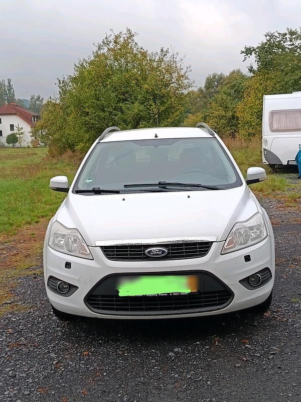 Weiß Gebraucht 2010 Ford Focus Limousine | 1.500 € (Guter Preis) - Bild 1/4