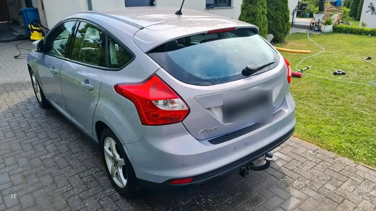 Gebraucht Ford Focus 105 PS (77 kW) 2012 Grau Limousine