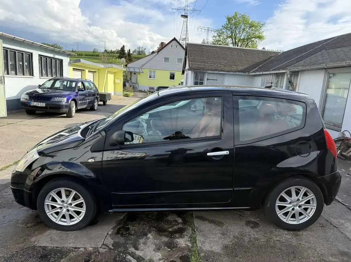 Gebraucht Citroën C2 Comfort 60 PS (44 kW) 2006 Lack onyx schwarz Kleinwagen
