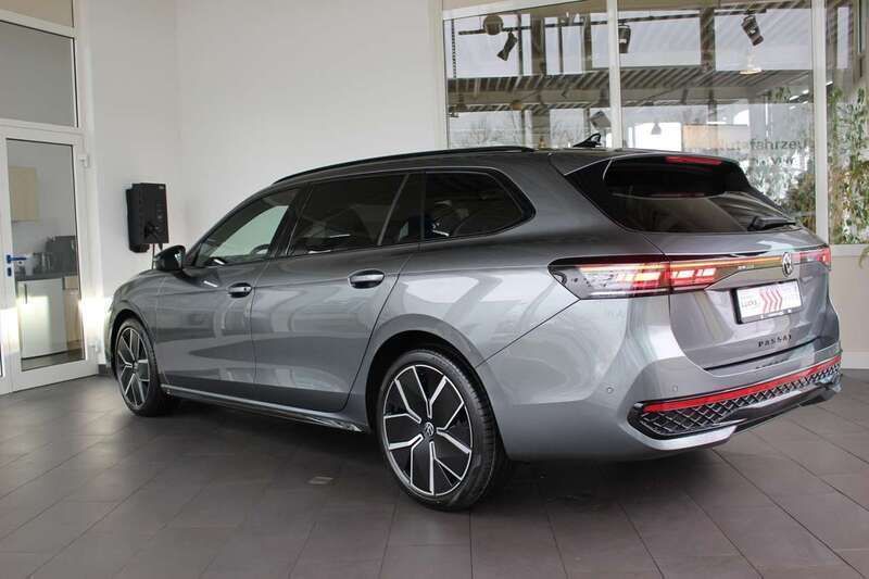 Gebraucht VW Passat R-line 193 PS (141 kW) 2024 Grau (diabasgrau metallic grenadillschwarz metallic) Kombi