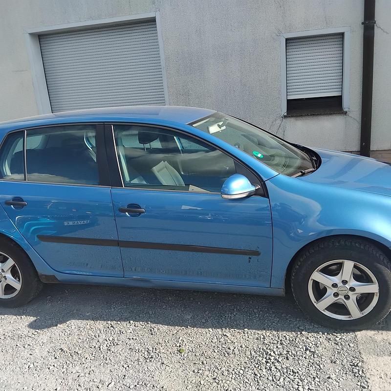 Blau Gebraucht 2004 VW Golf V Kleinwagen | 1.750 € (Fairer Preis) - Bild 1/4