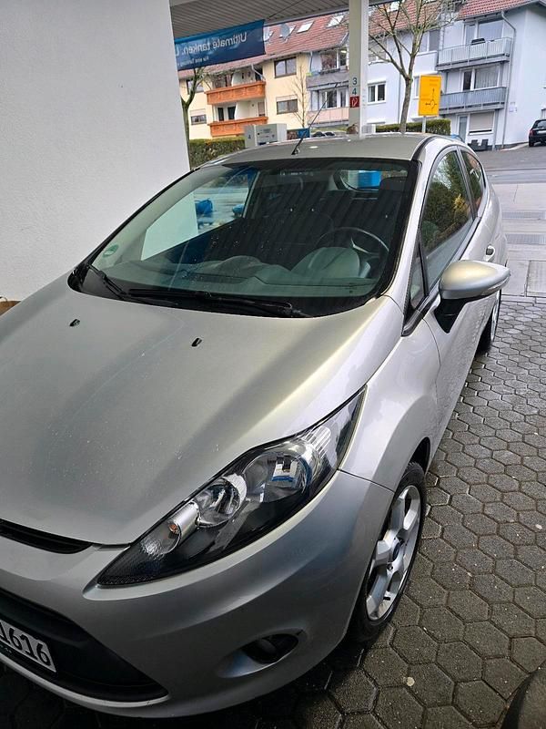 Gebraucht Ford Fiesta 78 PS (57 kW) 2011 Silber Kleinwagen
