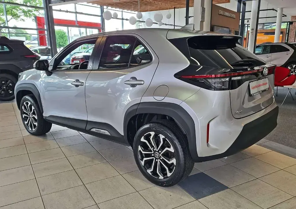 Gebraucht Toyota Yaris Cross Team 92 PS (67 kW) 2022 Shimmering silver SUV