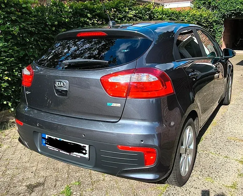 Gebraucht Kia Rio DREAM-TEAM Edition 109 PS (80 kW) 2017 Grau Limousine