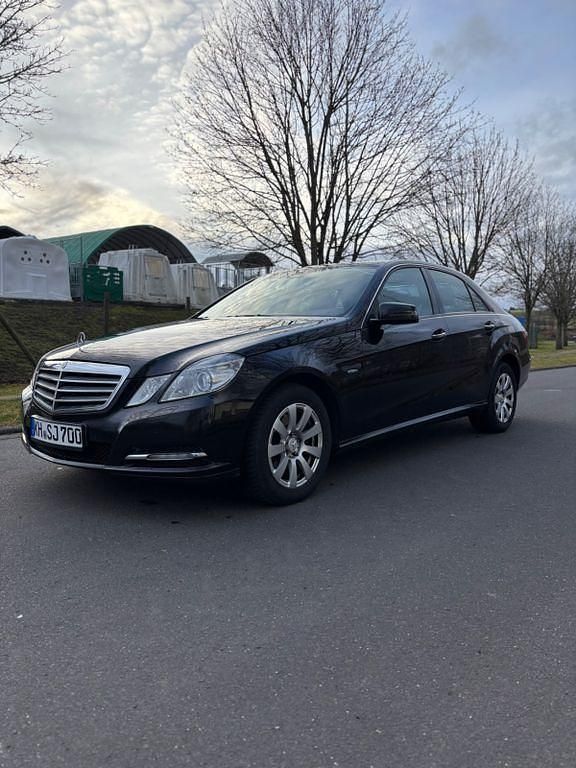 Second-hand Mercedes E250 204 CP (150 kW) 2010 Negru Berlinǎ
