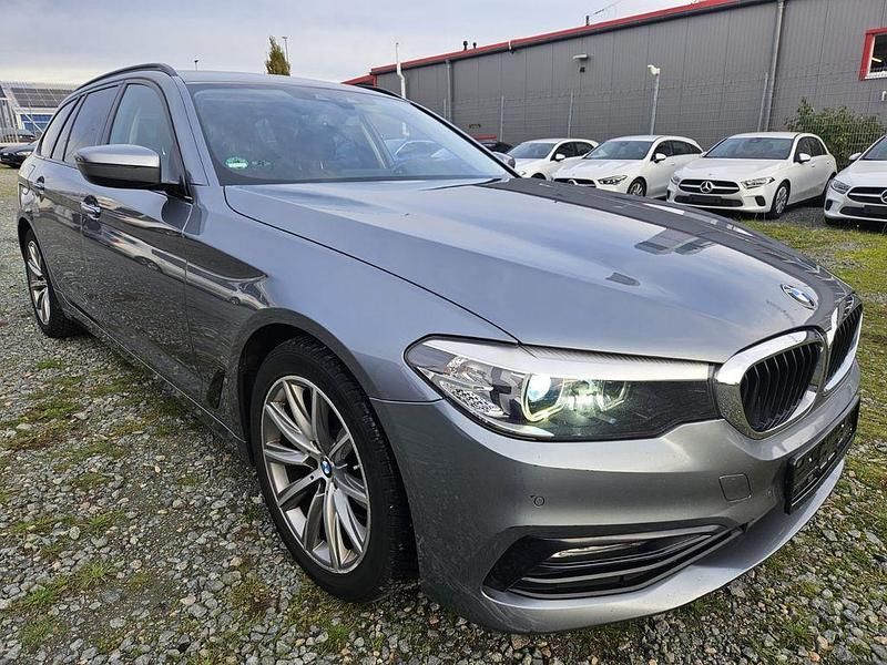 Blau Gebraucht 2018 BMW 520 Sport Line Kombi | 10.115 € - Bild 1/4