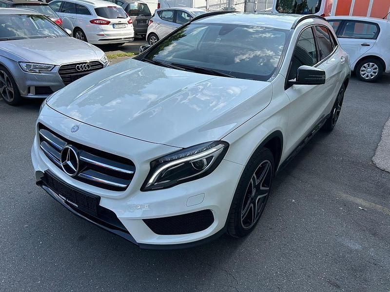 Weiß Gebraucht 2015 Mercedes GLA200 AMG line SUV | 19.700 € (Etwas zu teuer) - Bild 1/4