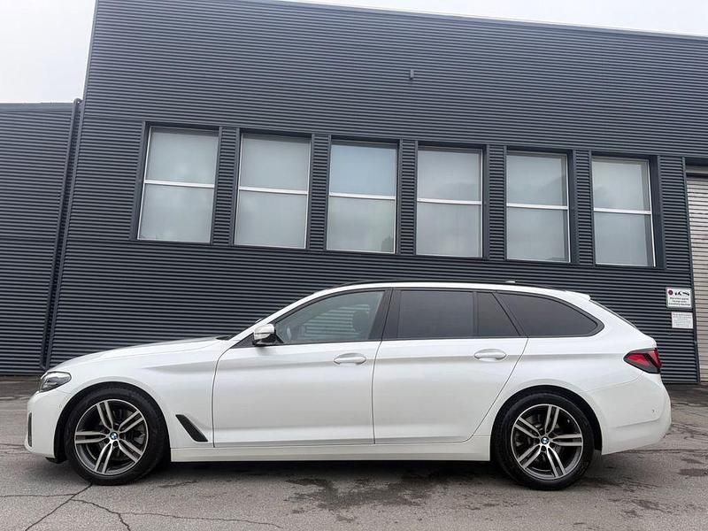 Gebraucht BMW 520 Performance 190 PS (139 kW) 2022 Mineralweiss metallic Kombi