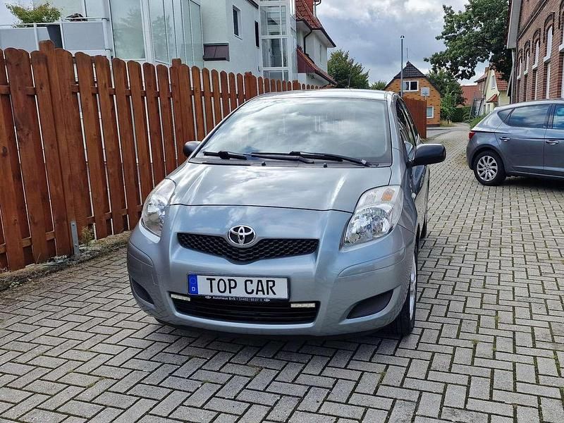 Grau Gebraucht 2010 Toyota Yaris Cool Kleinwagen | 4.999 € (Teuer) - Bild 1/4