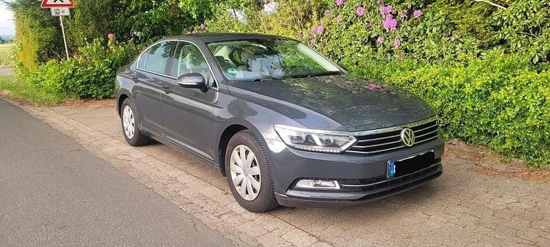 Schwarz Gebraucht 2016 VW Passat Comfortline Limousine | 11.350 € (Fairer Preis) - Bild 1/4