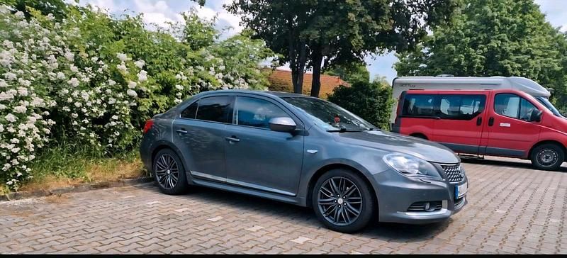 Grau Gebraucht 2011 Suzuki Kizashi Limousine | 7.099 € (Etwas zu teuer) - Bild 1/4
